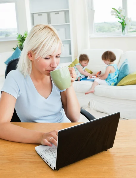 Rilassato lavorare con i suoi figli al computer portatile — Foto Stock