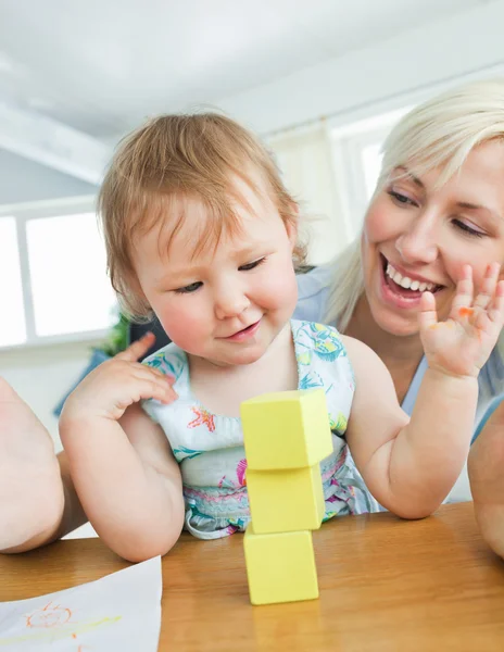 Gülümseyen anne kızıyla birlikte oynama — Stok fotoğraf