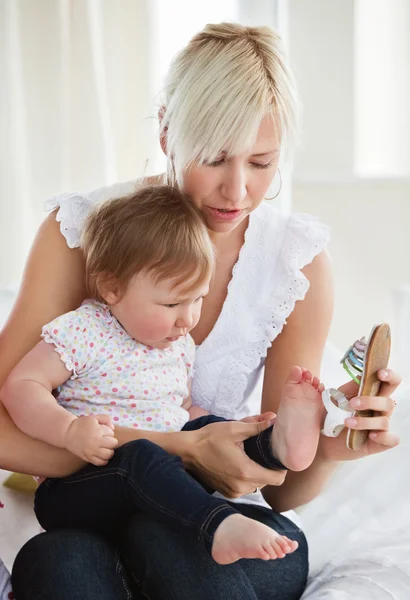 Glückliche Mutter spielt mit ihrer Tochter — Stockfoto