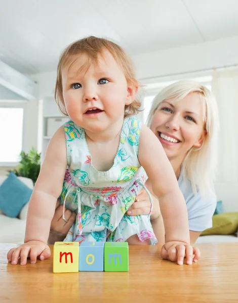 Stralende moeder spelen met haar dochter — Stockfoto