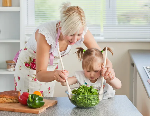 Mãe loira e criança cozinhar — Fotografia de Stock