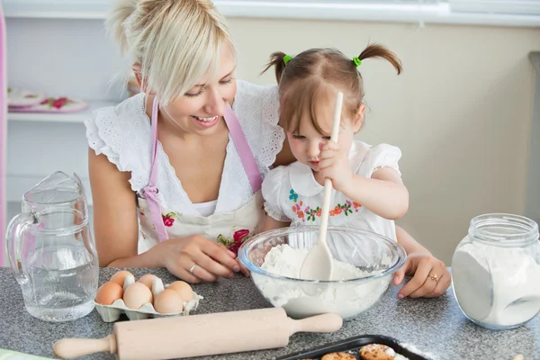 Mor och dotter baka cookies — Stockfoto