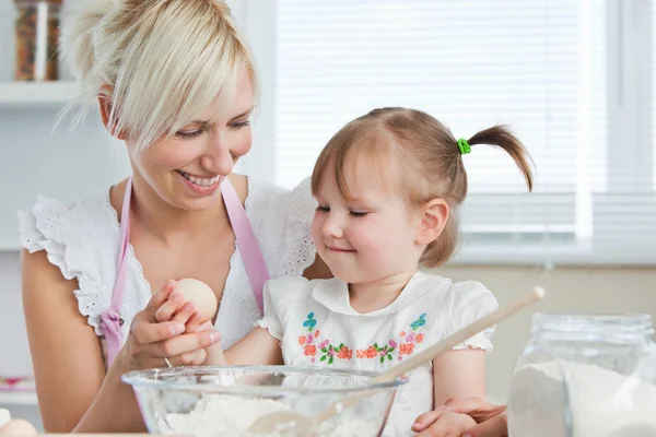 微笑母亲和儿童烘烤饼干 — 图库照片
