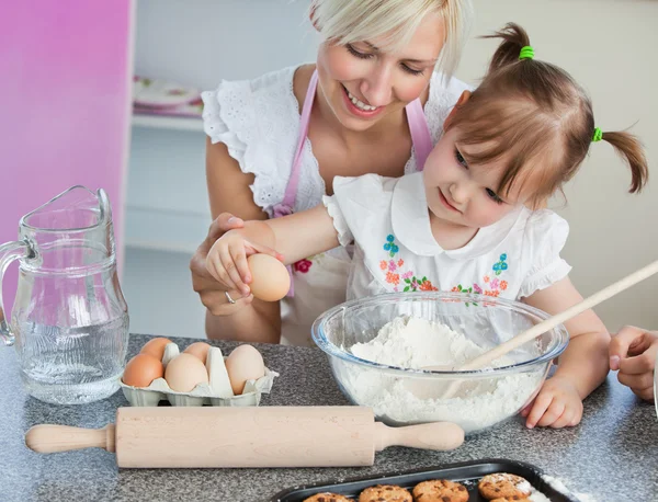 年轻的母亲和儿童烘烤饼干 — 图库照片