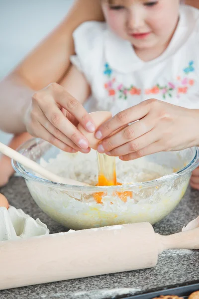 Mor och barn bakning cookies — Stockfoto