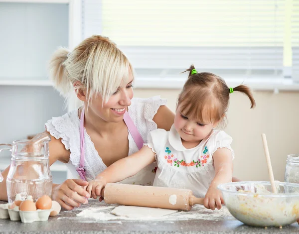 Simper madre y el niño hornear galletas — Foto de Stock