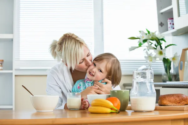 Anne ve küçük kızı having kahvaltı — Stok fotoğraf