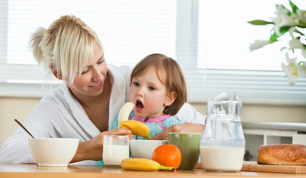Pretty mother and daughter having breakfast — Stock Photo, Image