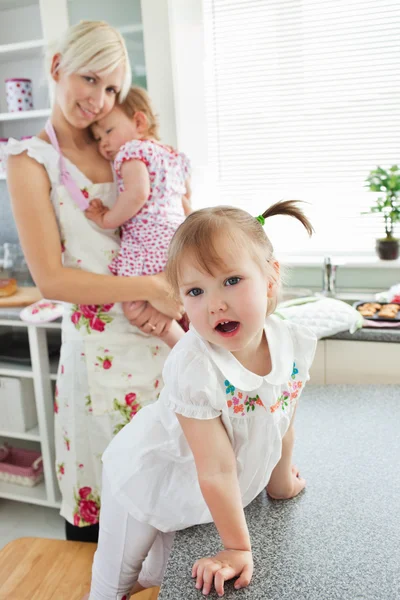 Attraktive Frau spielt mit ihren Töchtern — Stockfoto