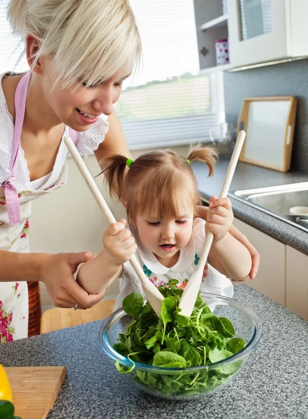 Brillante madre e bambino cucina — Foto Stock