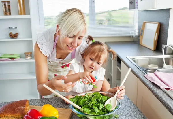Atraente mãe e criança cozinhar — Fotografia de Stock