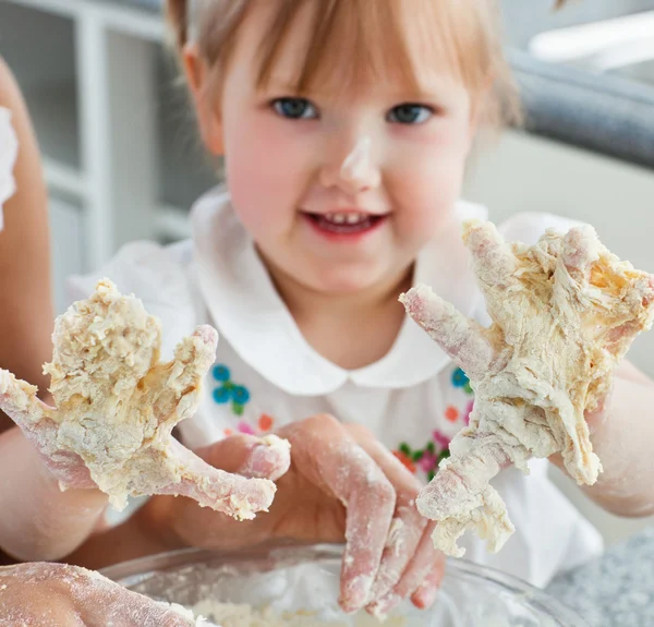 Doce criança assar biscoitos com as mãos — Fotografia de Stock