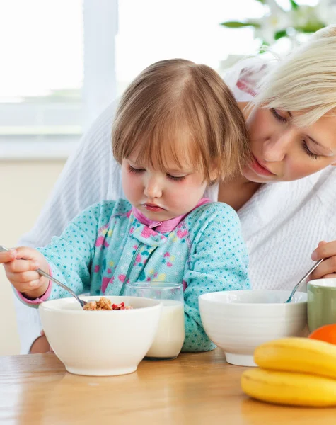 Aiutare madre e figlia a fare colazione — Foto Stock