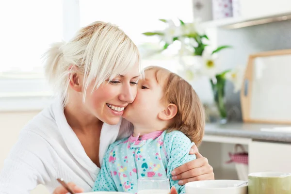 Simper mãe e filha tomando café da manhã — Fotografia de Stock