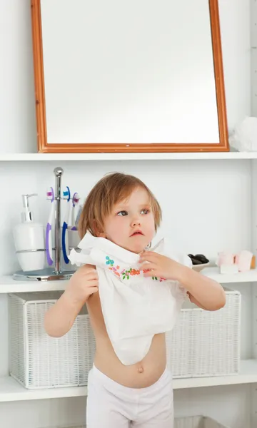 Menina pequena mudando de roupa — Fotografia de Stock