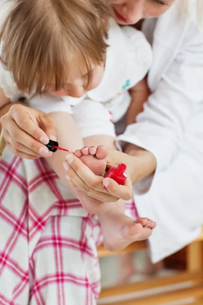 Ayudar a la madre a hacer las uñas de su hija —  Fotos de Stock