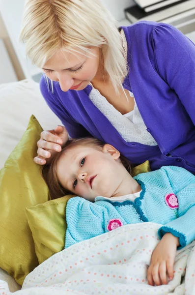 Sick cute child lying on couch — Stockfoto