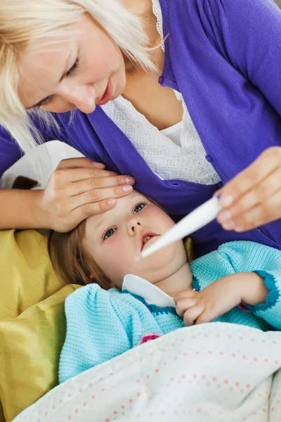 Kanepede yatan hasta kadın çocuk — Stok fotoğraf