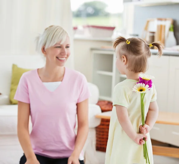 Pretty woman get surprise by her daughter — Stock Photo, Image