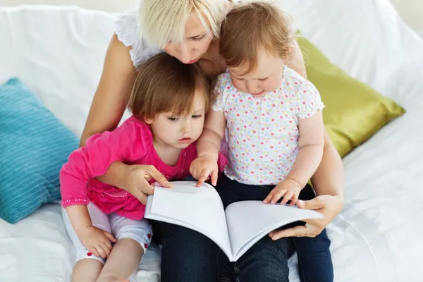 Mère mignonne lisant un livre avec des enfants — Photo