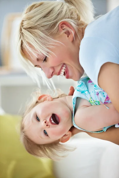 Simper mother playing with her daughter — Stock Photo, Image
