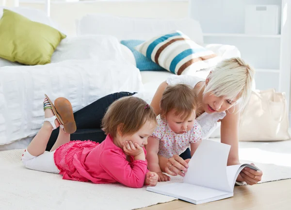 Mother reading a book with children — Stock Photo, Image