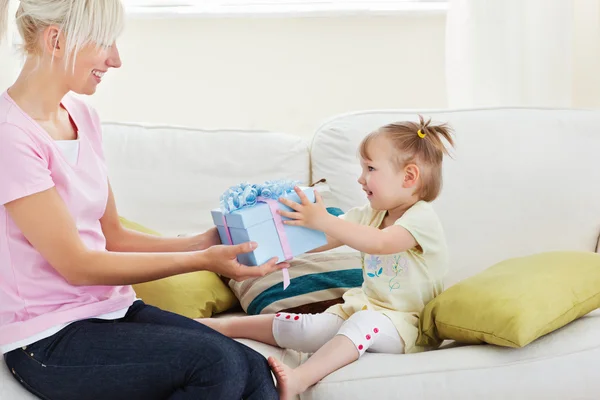 Beauty woman get surprise by her daughter — Stock Photo, Image