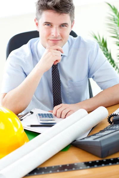 Young businessman in front of his desk — Stock Photo, Image