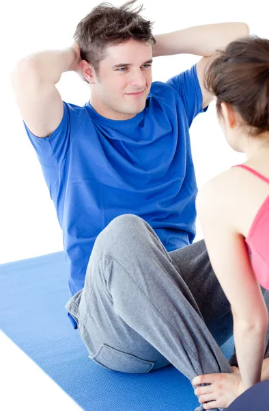 Joven haciendo ejercicios de fitness con una mujer — Foto de Stock
