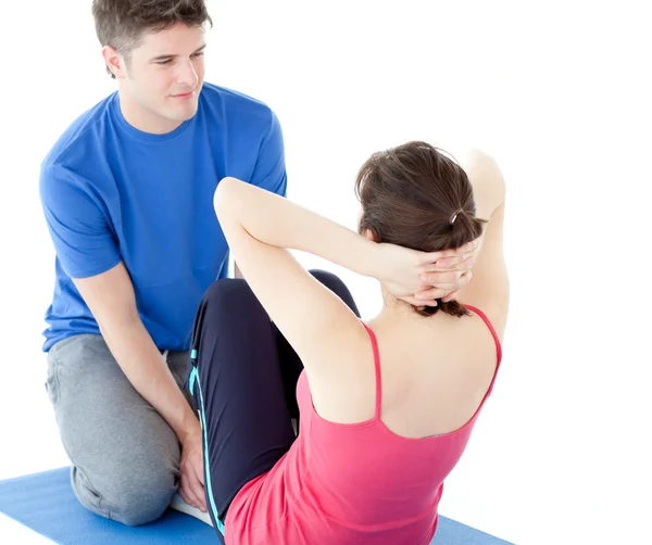 Hombre atractivo haciendo ejercicios de fitness con una mujer —  Fotos de Stock