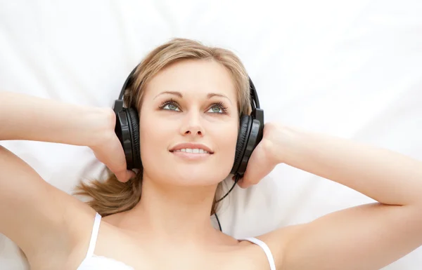 Femme attrayante écoutant de la musique — Photo