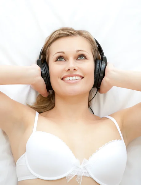 Красивая женщина слушает музыку — стоковое фото