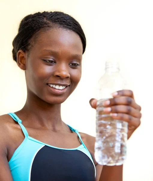 年轻妇女饮水 — 图库照片