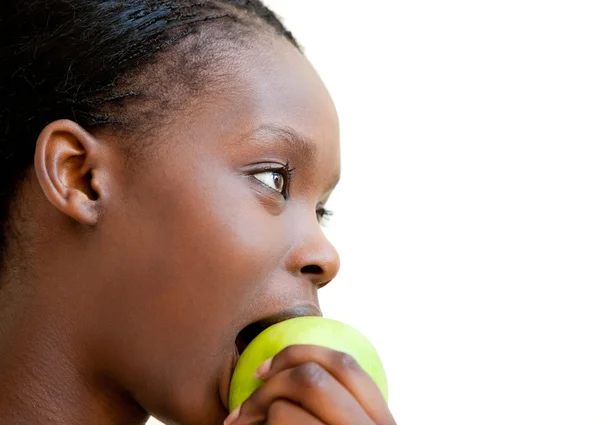 Niedliche Frau, die Apfel isst — Stockfoto