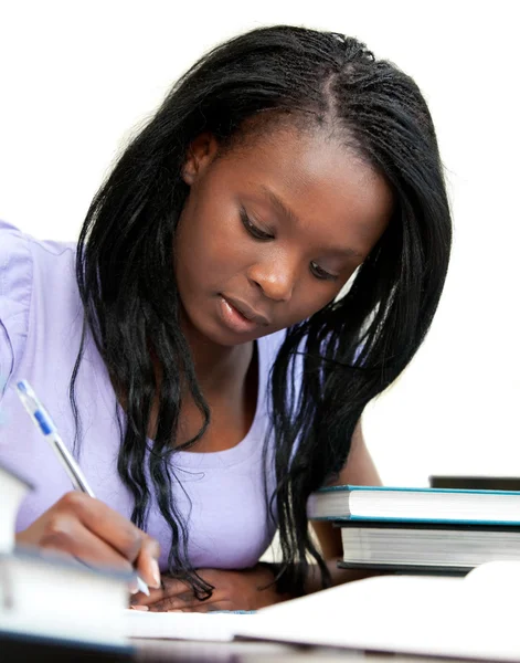 Afro-Amerikaanse vrouw thuis studeren — Stockfoto