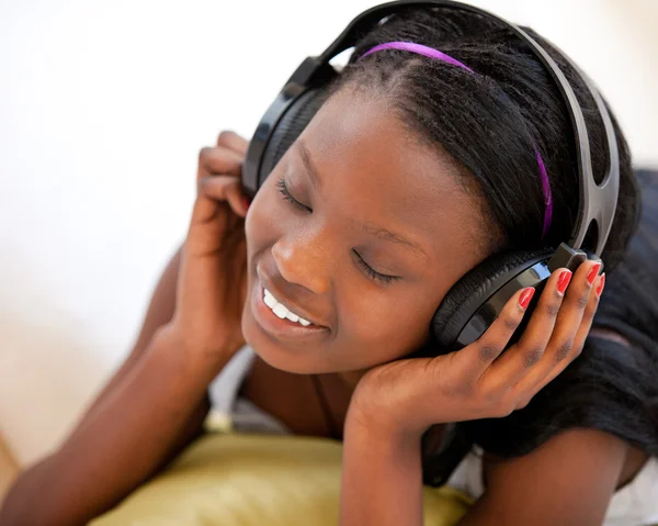 Femme aimable écoutant de la musique — Photo
