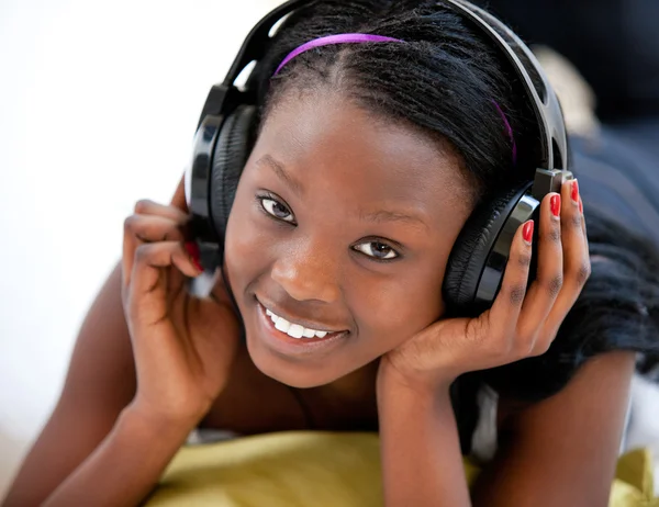 Femme souriante écoutant de la musique — Photo