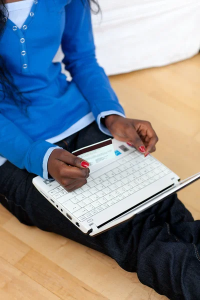 Vrouw met behulp van een laptop zitting op bed — Stockfoto