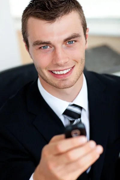 Giovane uomo d'affari in possesso di telefono cellulare — Foto Stock