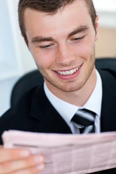 Jonge zakenman leest krant — Stockfoto