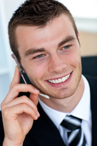 Mooie zakenman met behulp van zijn mobiele telefoon — Stockfoto