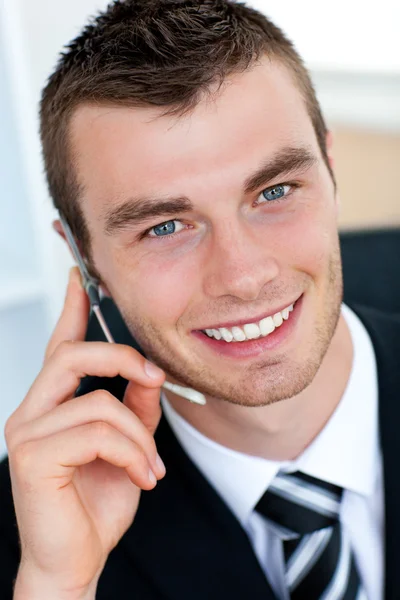 Encantador hombre de negocios usando su teléfono móvil en la oficina —  Fotos de Stock