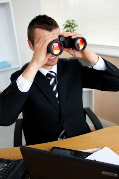 Empresário usando binóculos — Fotografia de Stock