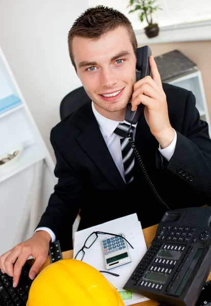 Knappe zakenman met behulp van telefoon — Stockfoto