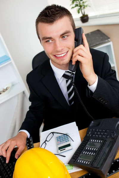 Charmante zakenman met behulp van telefoon — Stockfoto