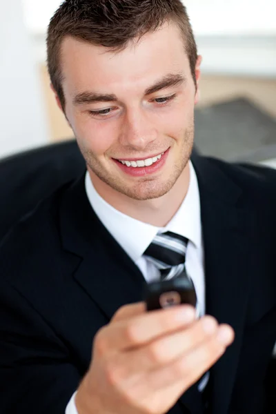 Przystojny biznesmen gospodarstwa telefon komórkowy — Zdjęcie stockowe