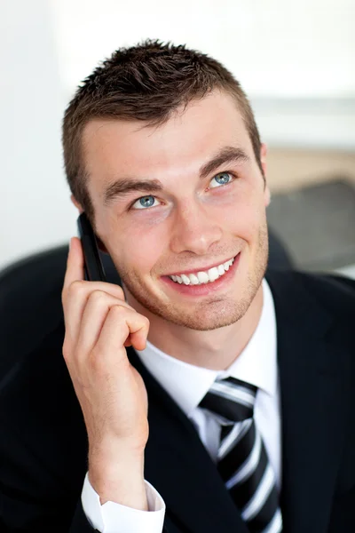 Simper zakenman met behulp van mobiele telefoon — Stockfoto