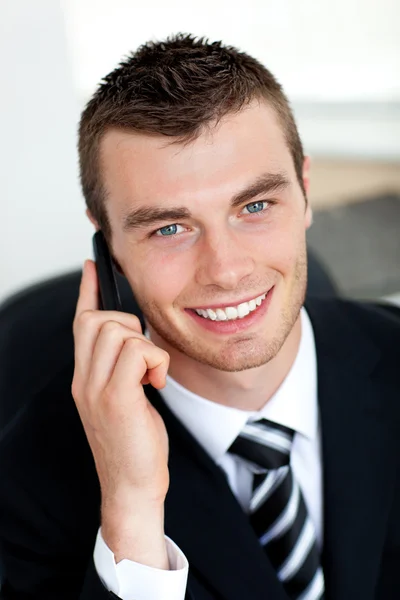 Hombre de negocios sonriente usando teléfono móvil — Foto de Stock