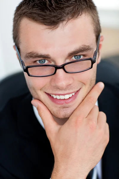 Empresário sorridente com óculos — Fotografia de Stock