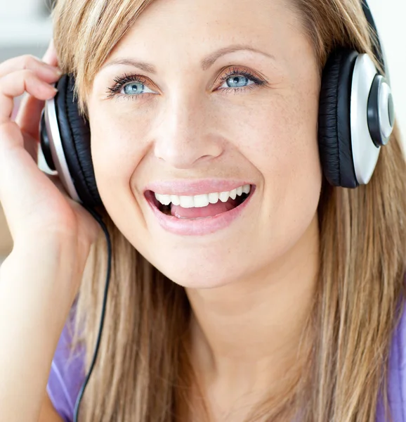 Femme riante écoutant de la musique — Photo